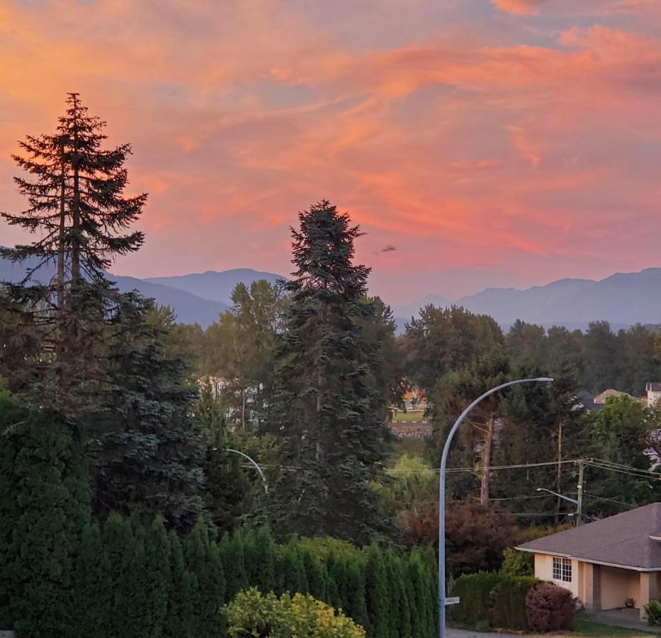 Mountain Retreat 3 Bedroom Garden House Near Heritage Park, Coliseum , Hwy 1, Fishing, Cultus Lake Chilliwack Bagian luar foto